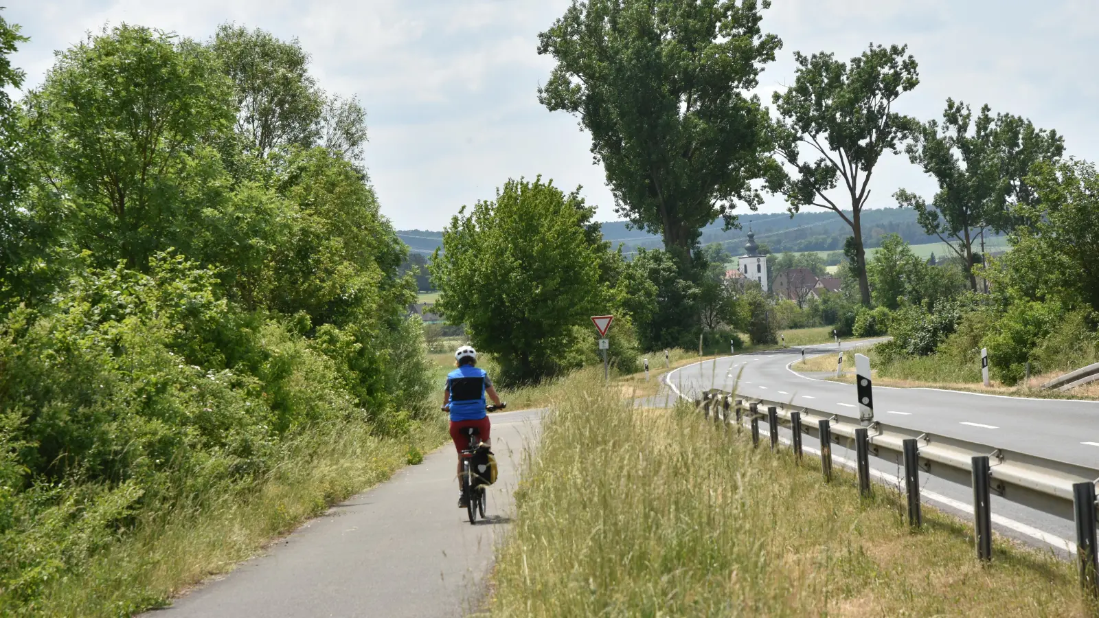 Von Baudenbach aus führt der Radweg nach Langenfeld von dem man zunächst vor allem die Jesus-Christus-Kirche wahrnimmt. (Foto: Anita Dlugoß)