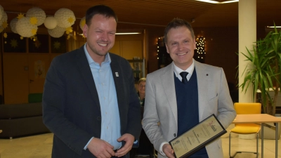 In der Sitzung des Gemeinderates verlieh Bürgermeister Markus Helmreich (links) seinem Vorgänger, dem jetzigen Landrat Dr. Christian von Dobschütz, den Titel des Altbürgermeisters. (Foto: Christa Frühwald)