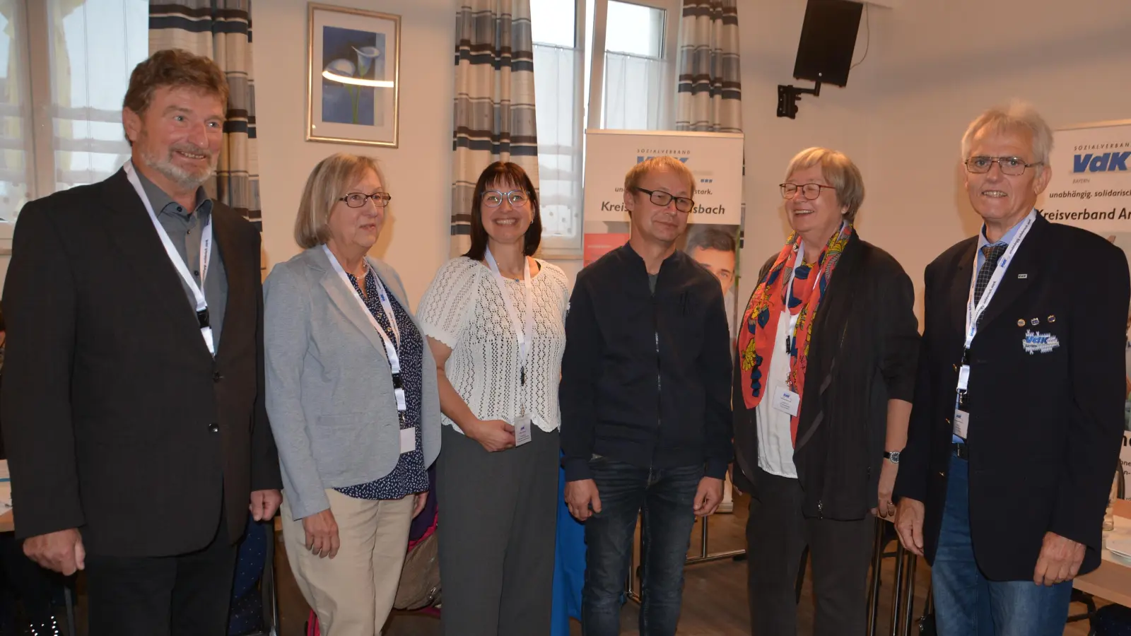 Fritz Franke, Christa Stern und Gaby Rauch (von links) sowie Willi Piott und Kreisvorsitzende Helga Koch (von rechts) ehrten das 19.000. Mitglied des Kreisverbandes, Karlheinz Mäckler (Mitte) aus Elbersroth. (Foto: Peter Tippl)