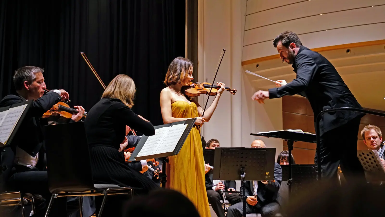Nürnberer Symphoniker/ Leitung: Martijn Dendievel (u.a. Chefdirigent der Hofer Symphoniker); Solistin/ Geige: Liya Petrova;<br>Konzert im Rahmen Konzert-Reihe am Theater Ansbach; (Foto: Elke Walter)