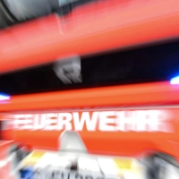 Die Feuerwehr rettete den Mann mit Verbrennungen aus dem Keller. (Symbolbild) (Foto: Bernd Weißbrod/dpa)
