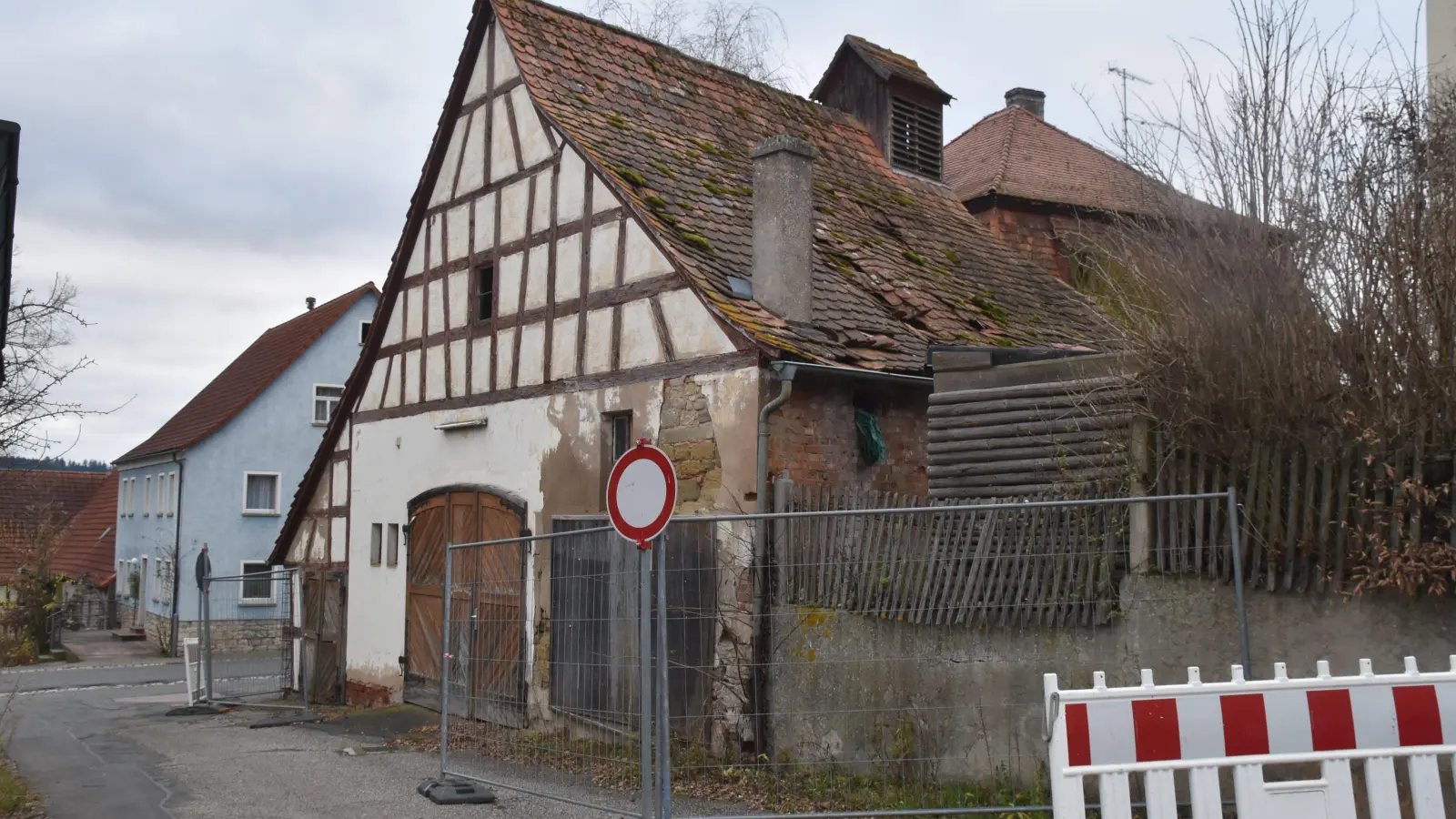 Das baufällige Feuerwehrhaus von Altmannshausen könnte ein Fall fürs Museum sein. Interesse daran besteht jedenfalls. (Foto: Andreas Reum)