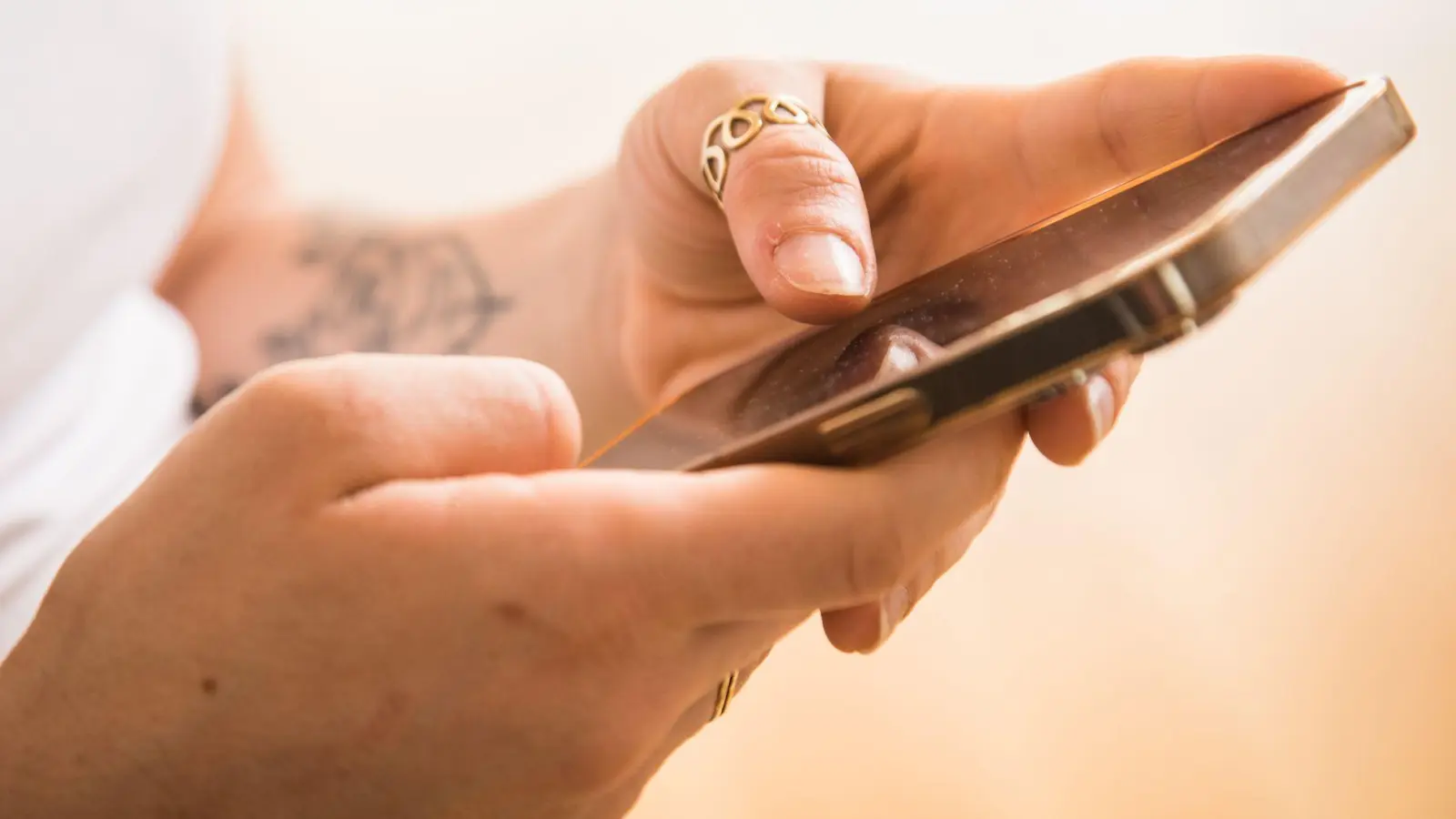 Bei sogenannten Ping-Calls lassen Betrüger das Handy kurz anklingeln, legen dann sofort auf und versuchen so Leute dazu zu bringen, dass sie zurückrufen. (Foto: Christin Klose/dpa-tmn)