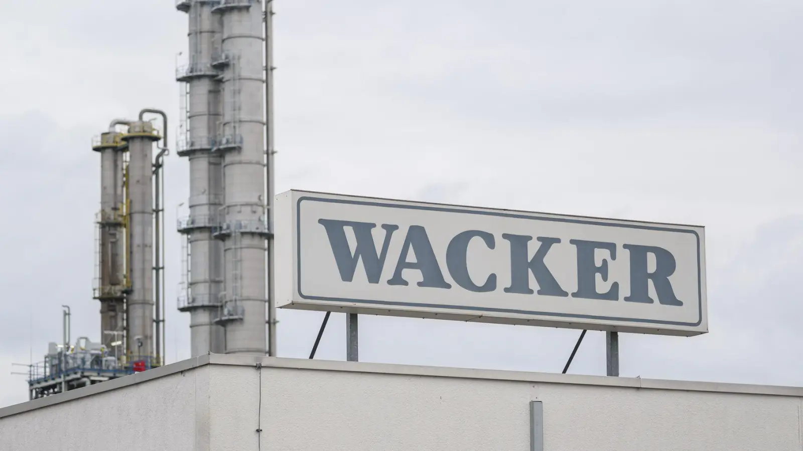 Wacker Chemie hat zu kämpfen, doch in diesem Jahr helfen Sondereffekte. (Archiv) (Foto: Robert Michael/dpa)