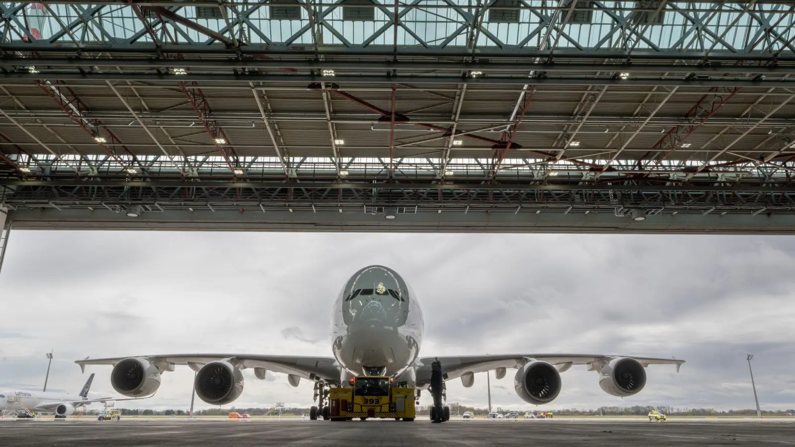 Eine Lufthansa-Maschine des Typs Airbus A380 rolltauf dem Flughafen in München. (Foto: Peter Kneffel/dpa)