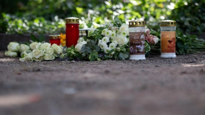 Nahe der Unfallstelle wurden am Nachmittag Kerzen aufgestellt und Blumen niedergelegt.  (Foto: Fabian Strauch/dpa)