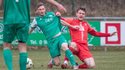 Mit 1:3 unterlagen die Spfr Dinkelsbühl (von links Uwe Bößendörfer für Uffenheim und Fabian Soldner für Dinkelsbühl) am letzten Spieltag dem FV Uffenheim. (Foto: Markus Zahn)