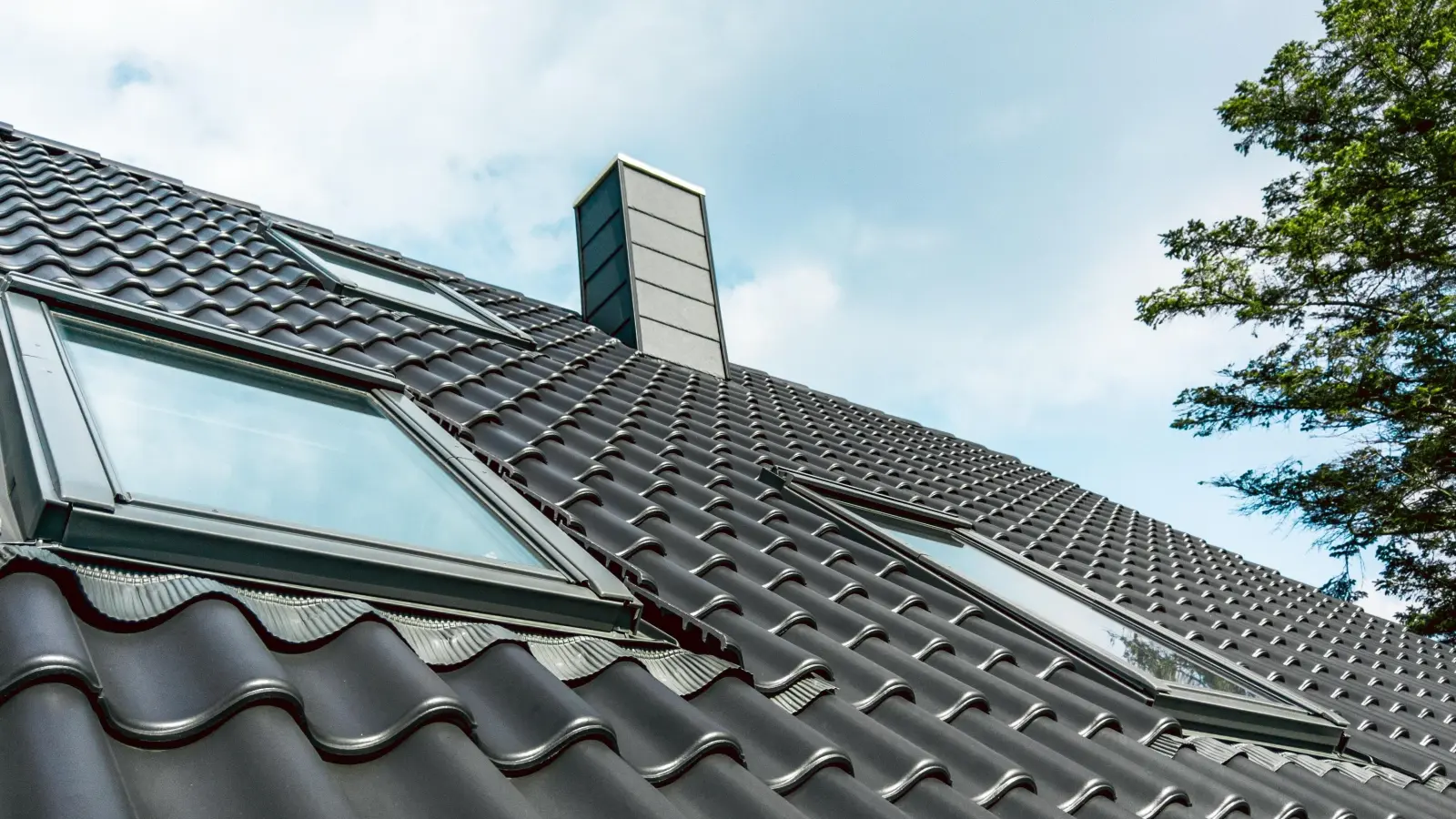 Eine energetische Sanierung kann Heizkosten sowie klimaschädliche Emissionen senken – und lohnt sich folglich fast immer. Bei der Wahl des geeigneten Dämmmaterials kommt es vor allem auf Faktoren wie Wirksamkeit, Kosten und Nachhaltigkeit an. Lassen Sie sich beraten!  (Foto: Pixabay)