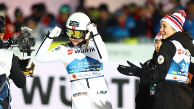 Maren Lundby jubelt über ihren zweiten Platz. (Foto: Daniel Karmann/dpa)