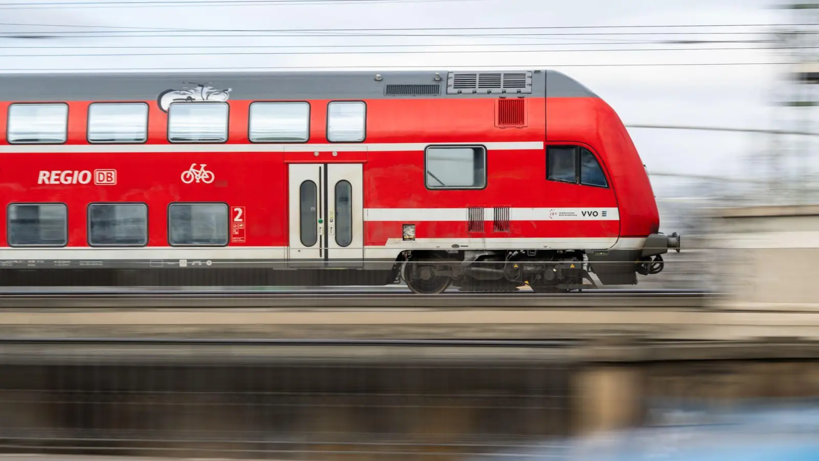 DB Regio zählte im April deutlich mehr Fahrgäste als im Vorjahresmonat. (Archivbild) (Foto: Robert Michael/dpa)
