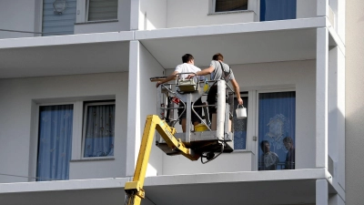 Ein neuer Balkon für die Mieter? Anfallende Kosten können Vermieter umlegen. (Foto: Britta Pedersen/dpa-Zentralbild/dpa-tmn)