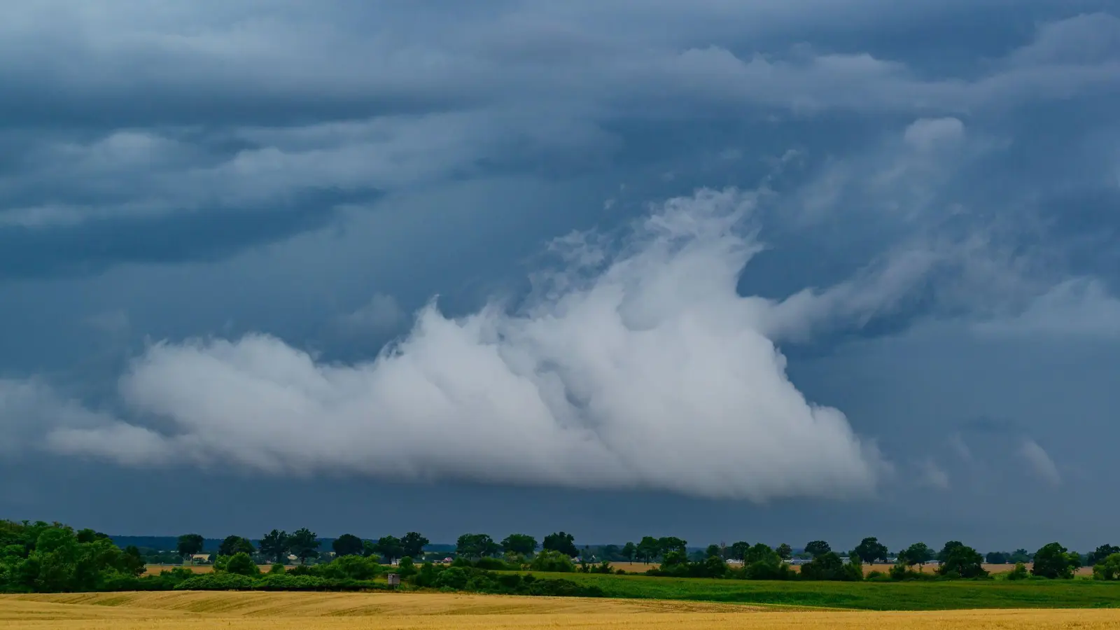 Der Deutsche Wetterdienst erwartet wieder Hitze - und auch Gewitter (Foto: Patrick Pleul/dpa)