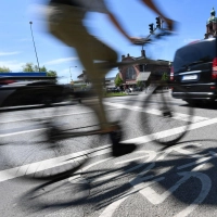 Ein 48-Jähriger hatte sein Zweirad mutmaßlich so sehr verändert, dass es nach ersten Messungen der Polizei 62,2 Kilometer pro Stunde schnell werden kann.  (Symbolbild: Arne Dedert/dpa/dpa-tmn)