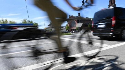 Ein 48-Jähriger hatte sein Zweirad mutmaßlich so sehr verändert, dass es nach ersten Messungen der Polizei 62,2 Kilometer pro Stunde schnell werden kann.  (Symbolbild: Arne Dedert/dpa/dpa-tmn)