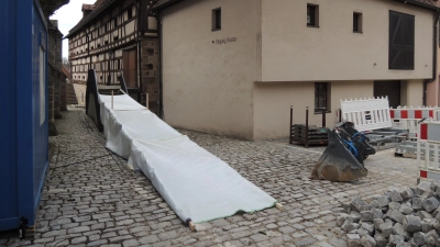 Wie eine Rampe zum Seiteneingang der Stadthalle Kasten aussehen könnte, sollte diese Konstruktion veranschaulichen. Am Donnerstag war sie vorübergehend aufgebaut. (Foto: Peter Zumach)