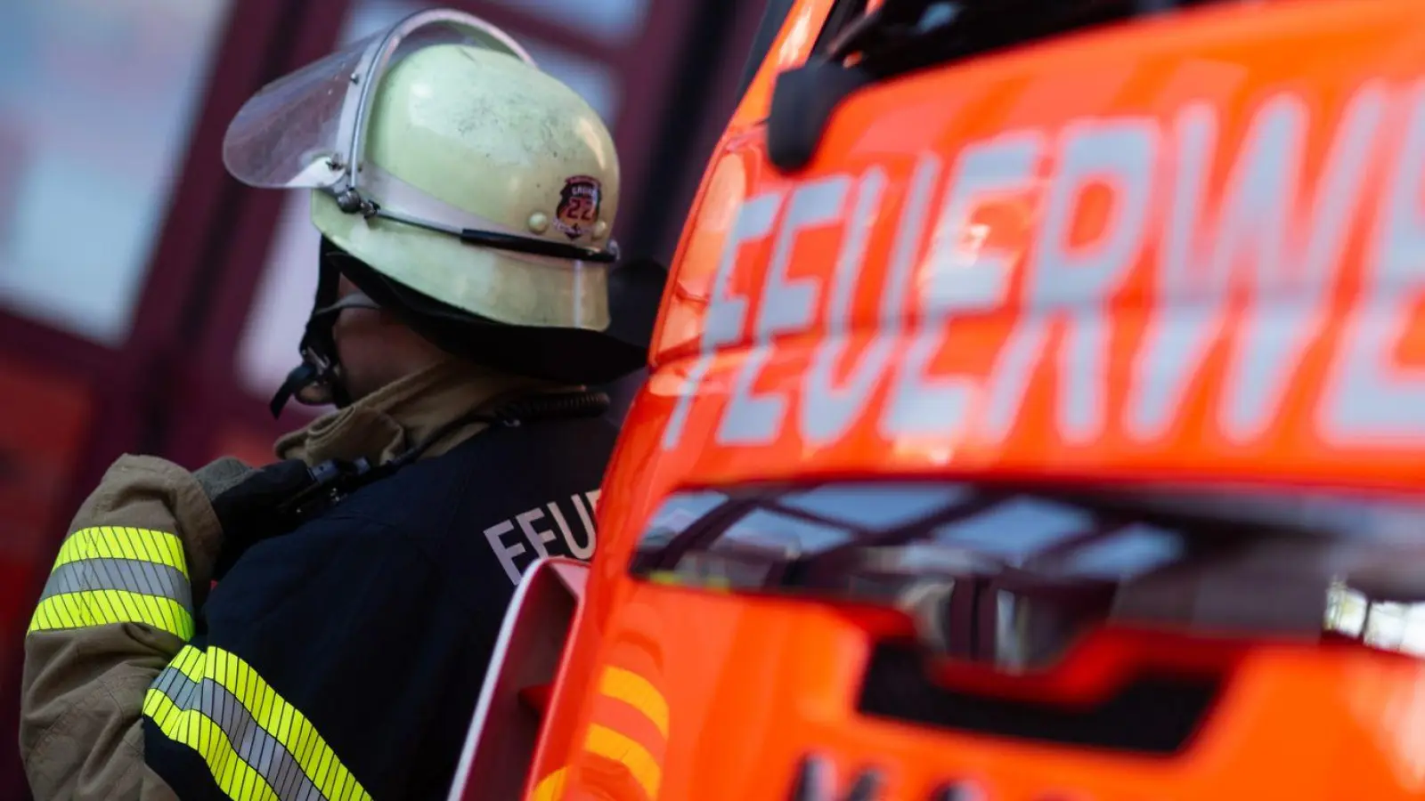 Die Feuerwehr in Uffenheim rückte am Donnerstag aus, weil besorgte Bewohner Rauch aus einem Haus in der Ringstraße meldeten. Wie sich herausstellte, lag es an der Kochkunst der Anwohnenden. (Symbolbild: Marijan Murat/dpa)