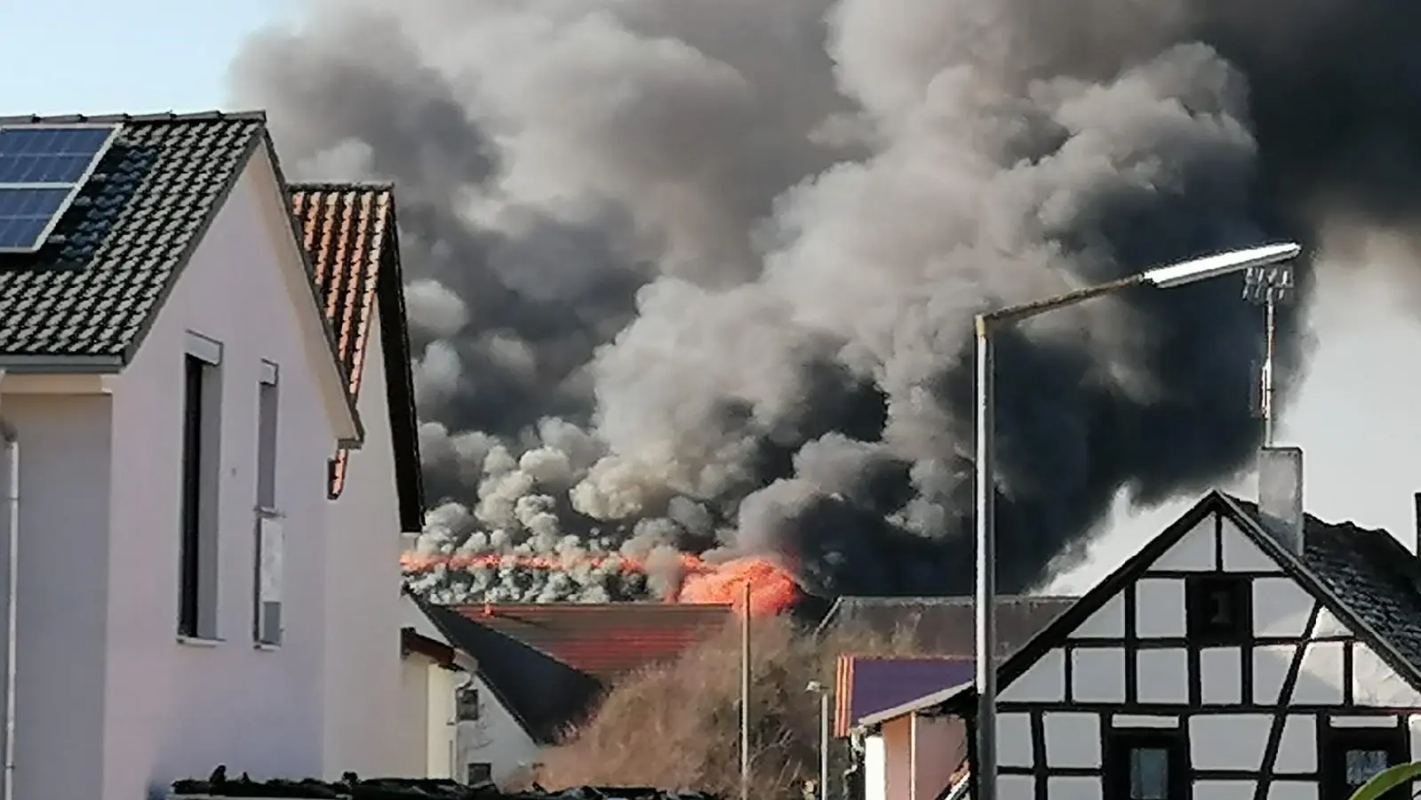 Erste Bilder aus Oberndorf zeigten eine riesige Rauchwolke über dem Ort im Landkreis Neustadt/Aisch-Bad Windsheim. (Foto: Thomas Müller)