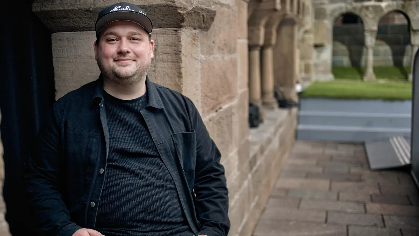 Regisseur Lennart Matthiesen ist selbst ein großer Fan von Sherlock-Holmes-Geschichten. Für seine Inszenierung im Kreuzgang hat er eine bekannte Story anders weitergeführt. Premiere ist am 12. Juni. (Foto: Tizian Gerbing)