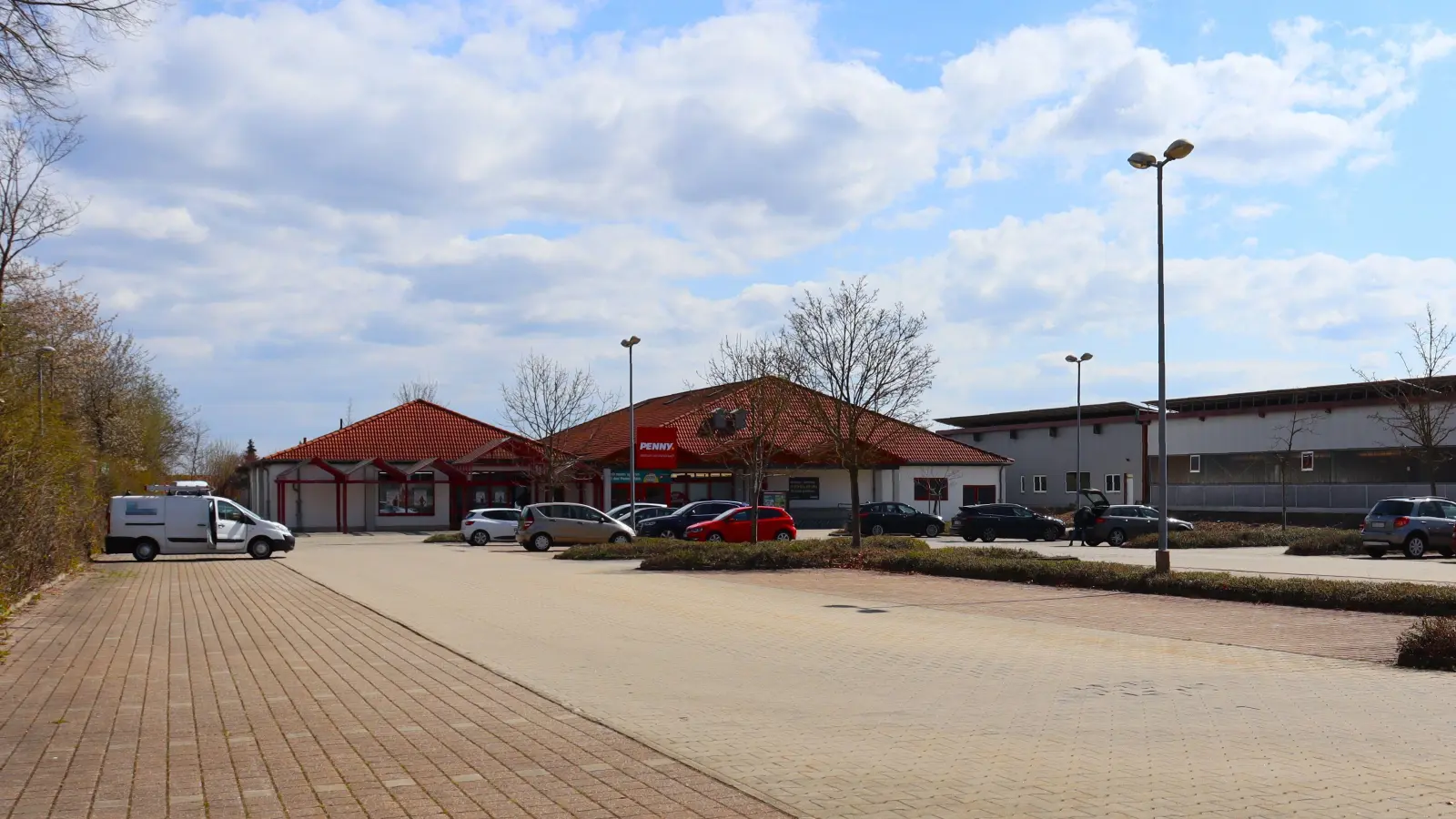 Im rechten Gebäude neben dem Supermarkt öffnet demnächst ein Fitnessstudio. Für den großen Parkplatz gibt es Pläne für einen Supermarkt-Neubau. (Foto: Antonia Müller)
