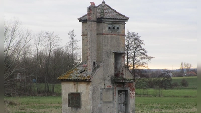 Das Pumphäusle in Reusch – ein Lost Place, also ein verlassener Ort, der bei vielen Vorbeikommenden Neugier weckt und selbst bei Fotostudios für Hochzeitsaufnahmen einen beliebten Hintergrund bildet. (Foto: Otto Rückert)