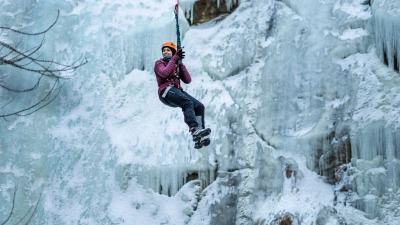 Nichts für Menschen mit Höhenangst: An einem Seil geht es zum Finale von einer Hängebrücke tief hinab. (Foto: Tom Malecha/Filme Von Draussen/Saastal Tourismus AG/dpa-tmn)