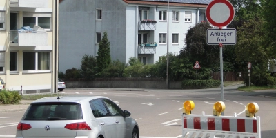 Die Philipp-Zorn-Straße ist wegen einer Baustelle komplett gesperrt. Manche Autofahrer suchen sich illegale Schleichwege. (Foto: Winfried Vennemann)