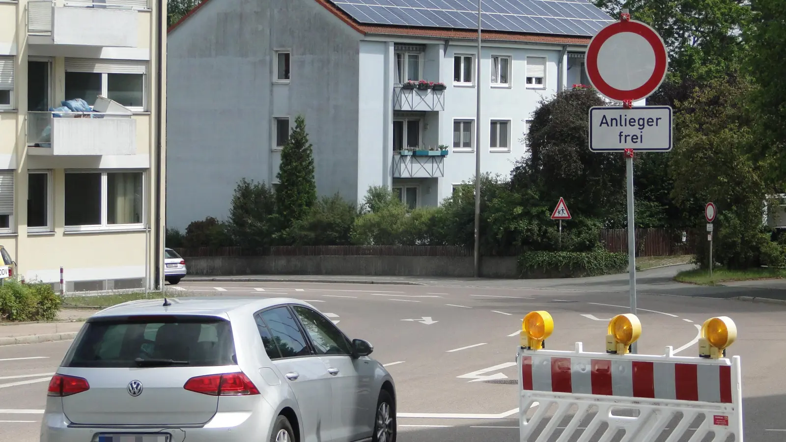 Die Philipp-Zorn-Straße ist wegen einer Baustelle komplett gesperrt. Manche Autofahrer suchen sich illegale Schleichwege. (Foto: Winfried Vennemann)