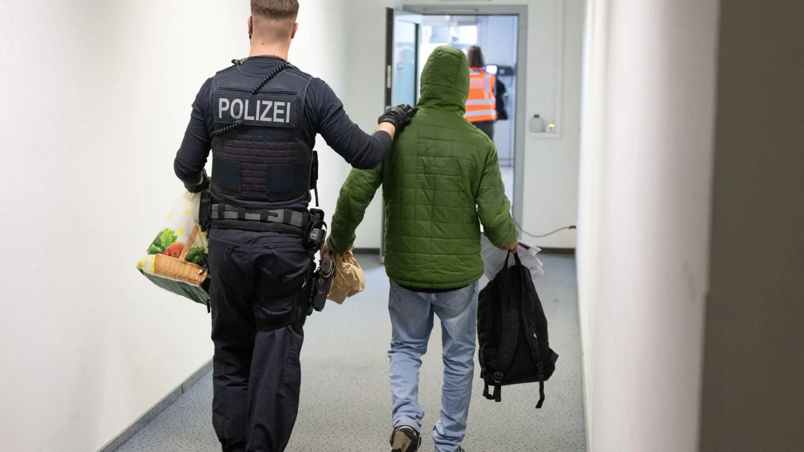 Ein Polizeibeamter bringt einen Mann zu einem Abschiebeflug nach Pakistan. (Archivfoto) (Foto: Boris Roessler/dpa)