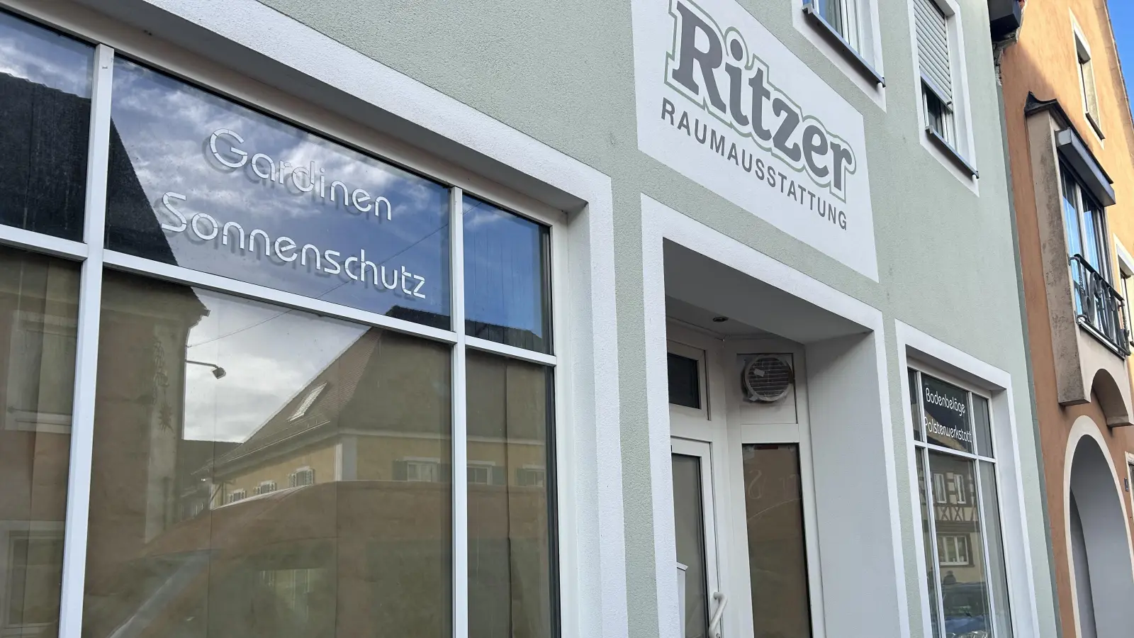 In bester Lage unweit des Marktplatzes soll in den Räumen des ehemaligen Raumausstatters ein Begegnungscafé entstehen. (Foto: Florian Pöhlmann)