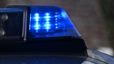 Am Dienstagabend rückte die Polizei aus, da ein Jäger eine Person entdeckte, die reglos schien. (Symbolbild: Bernd Weißbrod/dpa)
