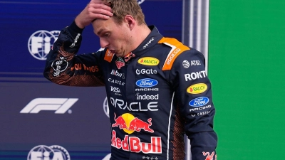Kein guter Tag für Max Verstappen: Er scheidet nach einem heftigen Crash aus.   (Foto: Darko Bandic/AP/dpa)