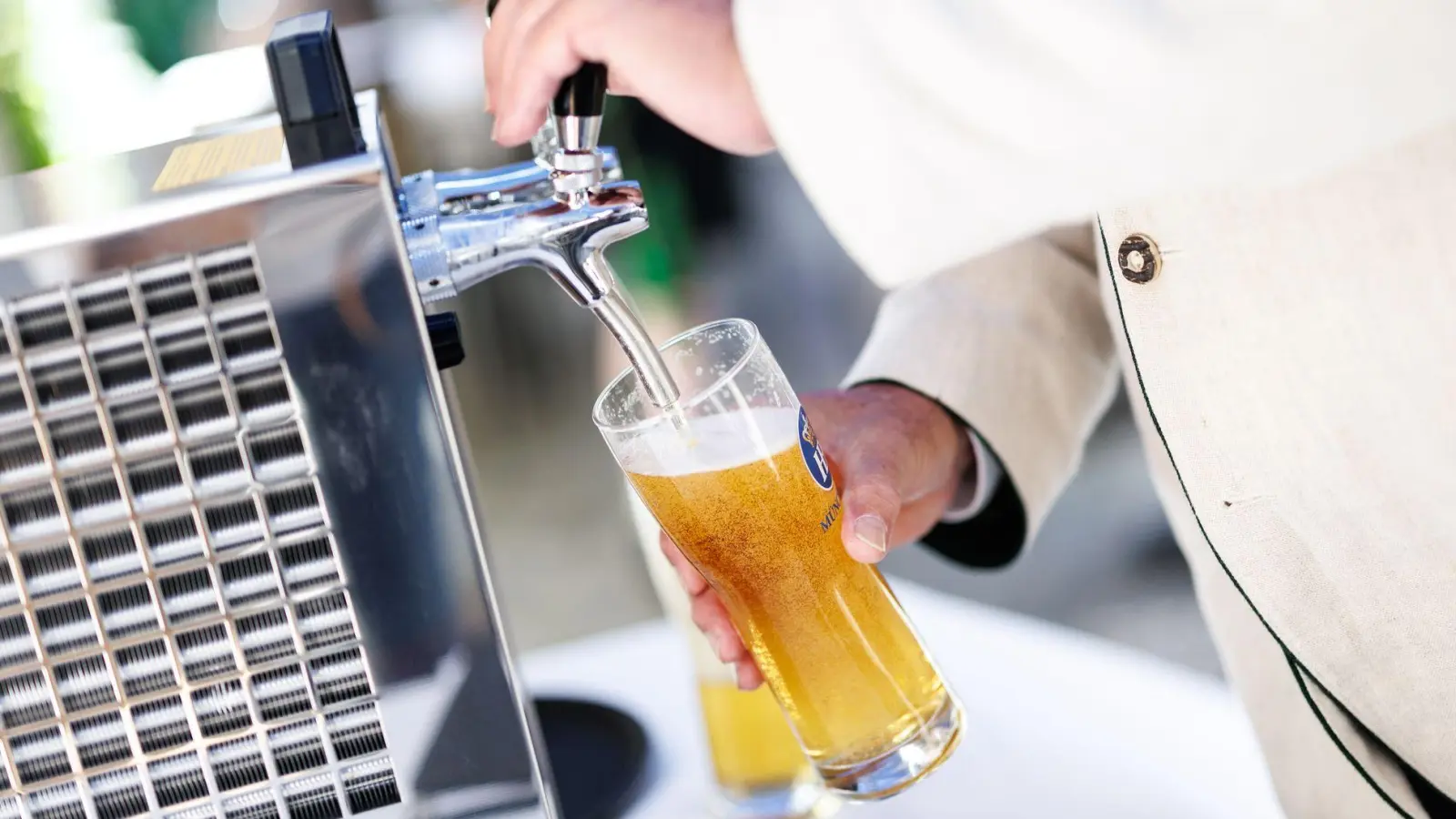 Ein Gast in einem niederbayerischen Wirtshaus bestellte 16 Bier nacheinander und bezahlte jedes einzeln - sehr zum Ärger des Wirtes, der dadurch anfallende Transaktionsgebühren beklagte (Symbolbild). (Foto: Matthias Balk/dpa)