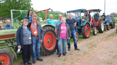 Die Bulldogfreunde Münchsteinach kamen eigens, um ihren Freunden Spalier zu stehen. (Foto: Christa Frühwald)