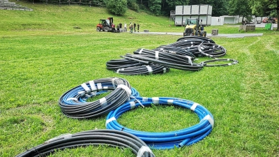 Für das Taubertal-Festival müssen kilometerlange Wasserleitungen verlegt werden, um die 15.000 Gäste zu versorgen.  (Foto: Jürgen Binder)