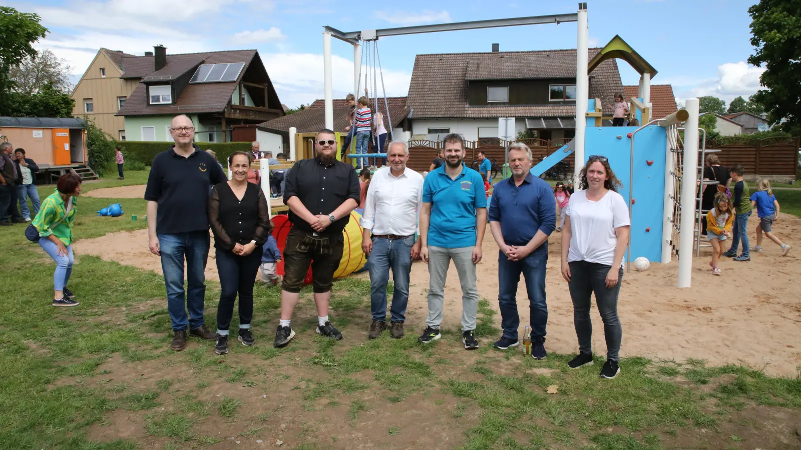 Stolz auf das gemeinsame Projekt (von links): Christian Behling (Gesangverein Külbingen), Christina Schichl (Dirigentin), Matthias Obergruber (Jugendtreff Külbingen), Werner Gloss (FFW Külbingen), Gemeinderatsmitglied Sebastian Beck, Petersaurachs Bürgermeister Herbert Albrecht und die Vestenberger Pfarrerin Sabrina Geißels-öder. (Foto: Alexander Biernoth)