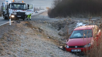 Auf der Staatsstraße zwischen Markt Bibart und Scheinfeld sind ein Auto und ein Lastwagen aneinandergeraten. (Foto: Andreas Reum)