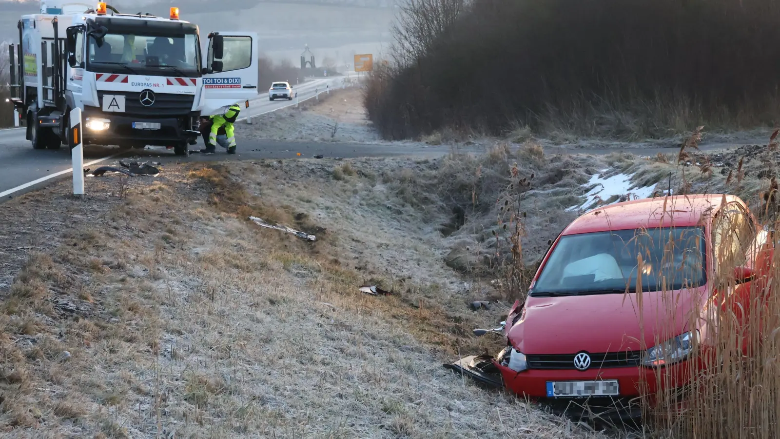 Auf der Staatsstraße zwischen Markt Bibart und Scheinfeld sind ein Auto und ein Lastwagen aneinandergeraten. (Foto: Andreas Reum)