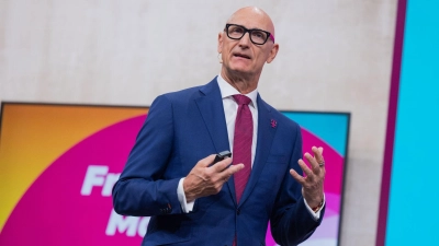 Telekom-Chef Tim Höttges spricht auf der Hauptversammlung seiner Firma in Bonn. (Foto: Rolf Vennenbernd/dpa)