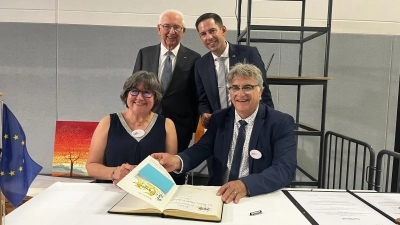 Beim Eintrag ins Goldene Buch: Christine Perrot (Präsidentin des Komitees), Bürgermeister Gilles Lherpinière (vorne), Dr. Ingo Friedrich als Schirmherr (hinten links) und Bürgermeister Sven Waidmann.  (Foto: Johannes Flierl)