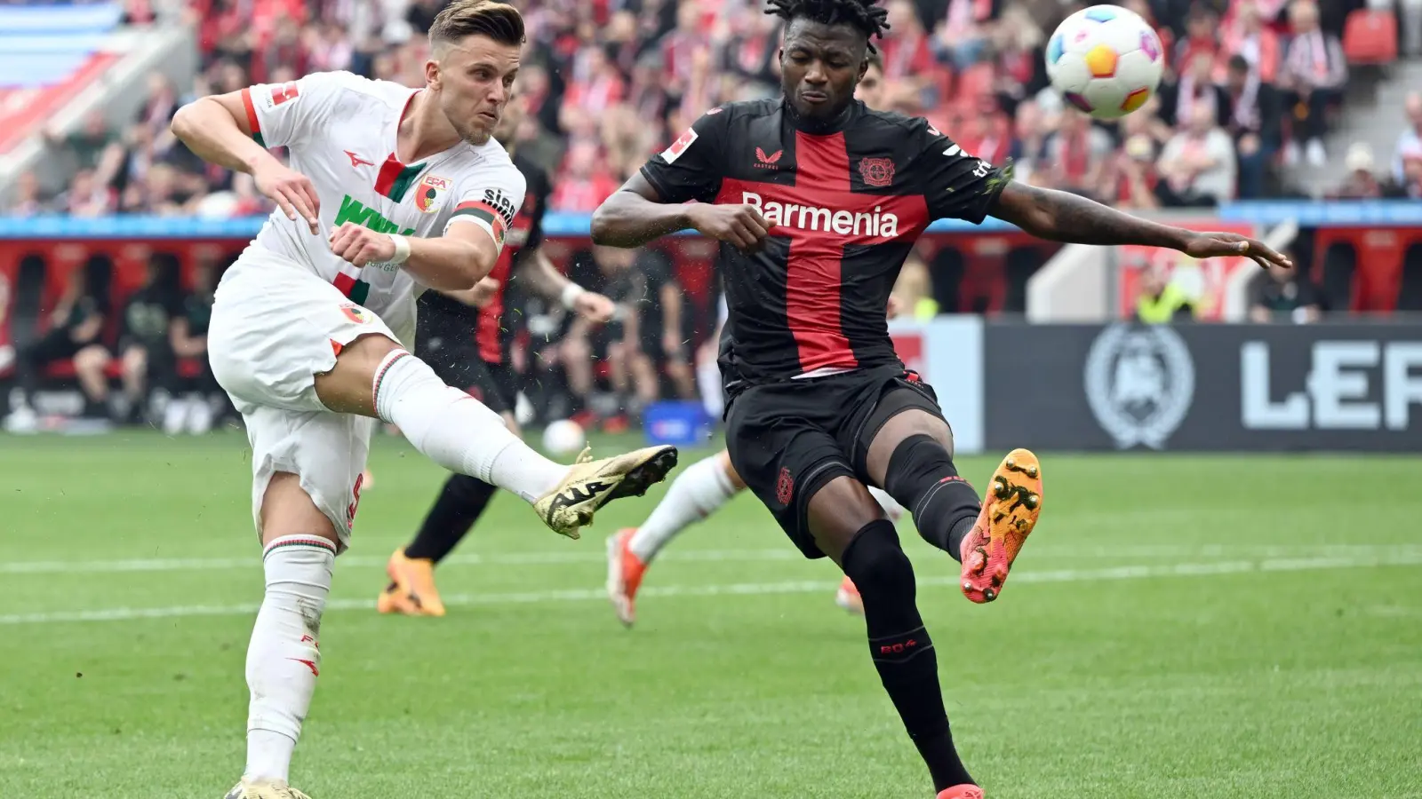 Da spielte Ermedin Demirovic (l) noch für den FC Augsburg. Nun will er mit dem VfB Stuttgart gegen Meister Bayer Leverkusen den Supercup gewinnen. (Foto: Federico Gambarini/dpa)