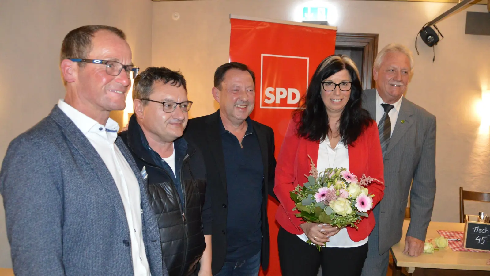 Moralische Unterstützung lieferten zur Nominierung von Heike Gareis auch die SPD-Bürgermeister Toni Schiefer (Sugenheim) und Werner Wirth (Trautskirchen) sowie Neustadts SPD-Fraktionsvorsitzender Manfred Dietlein (von links) und der amtierende Bürgermeister Klaus Meier (rechts neben Gareis). (Foto: Patrick Lauer)