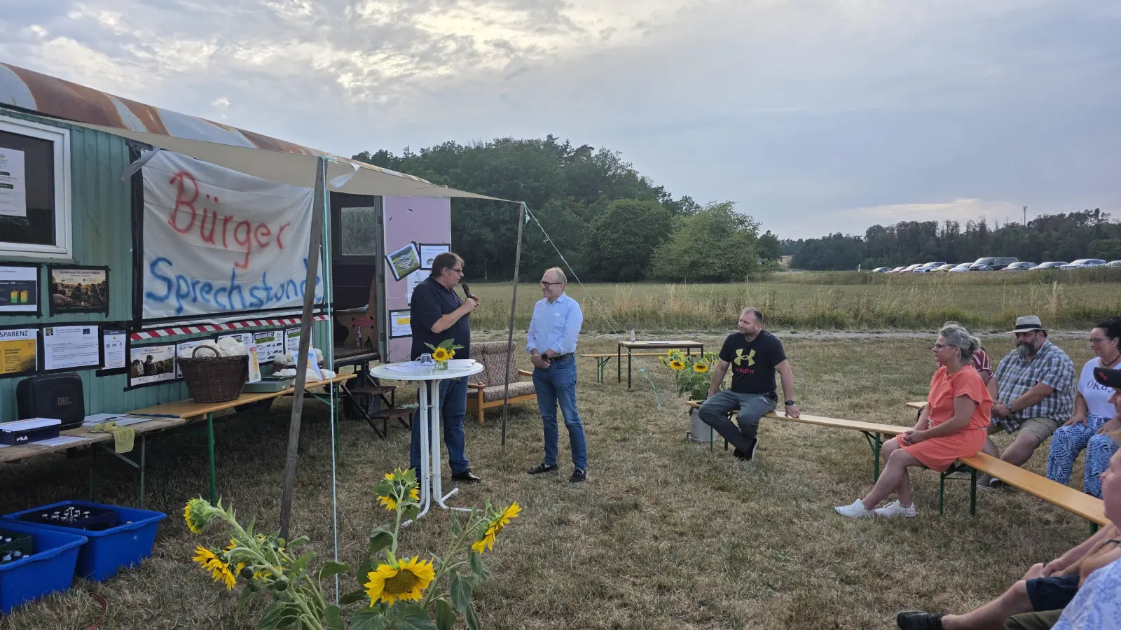 Anfang August übergab IG-Vertreter Jens Keim (links) den Bürgerantrag und Unterschriftenlisten an Rathauschef Dr. Ulrich Grünwald. Jetzt behandelte der Stadtrat den Antrag inhaltlich. (Archivbild: Markus Weinzierl )