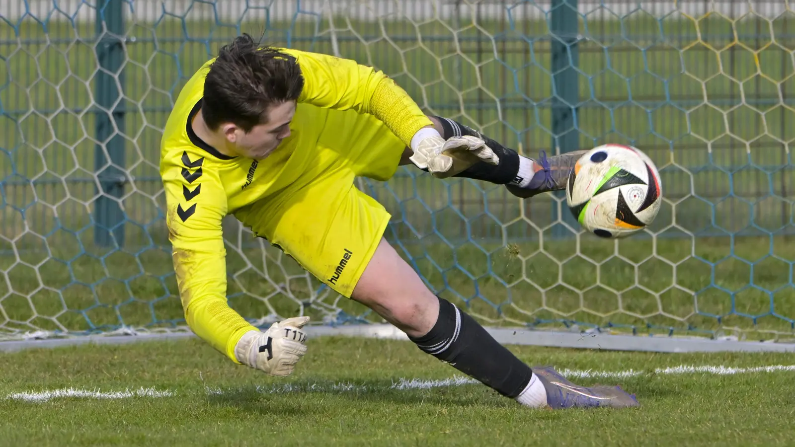 Einer der Helden im Elfmeterschießen für Aufkirchen: Torwart Philipp Weigel. (Foto: Martin Rügner)