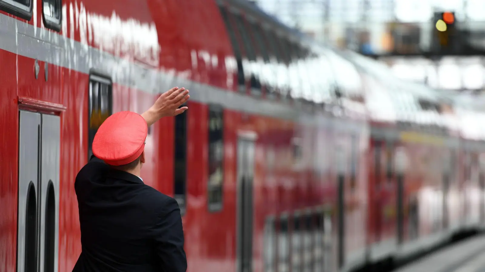 Vor allem im Nahverkehr erleben Mitarbeiter der Deutschen Bahn oft Aggression. (Archivbild) (Foto: Soeren Stache/dpa)