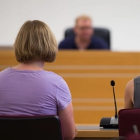 Vor Gericht immer eng an der Seite des Opfers: die psychosoziale Prozessbegleitung. (Foto: Silas Stein/dpa/dpa-tmn)