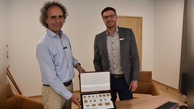 Erläuterten die Kursrally beim Goldpreis: Dr. Michael Reinhart (links), Pressesprecher der Sparkasse Ansbach, und Depotmanager Stefan Diehm (rechts.  (Foto: Silvia Schäfer)