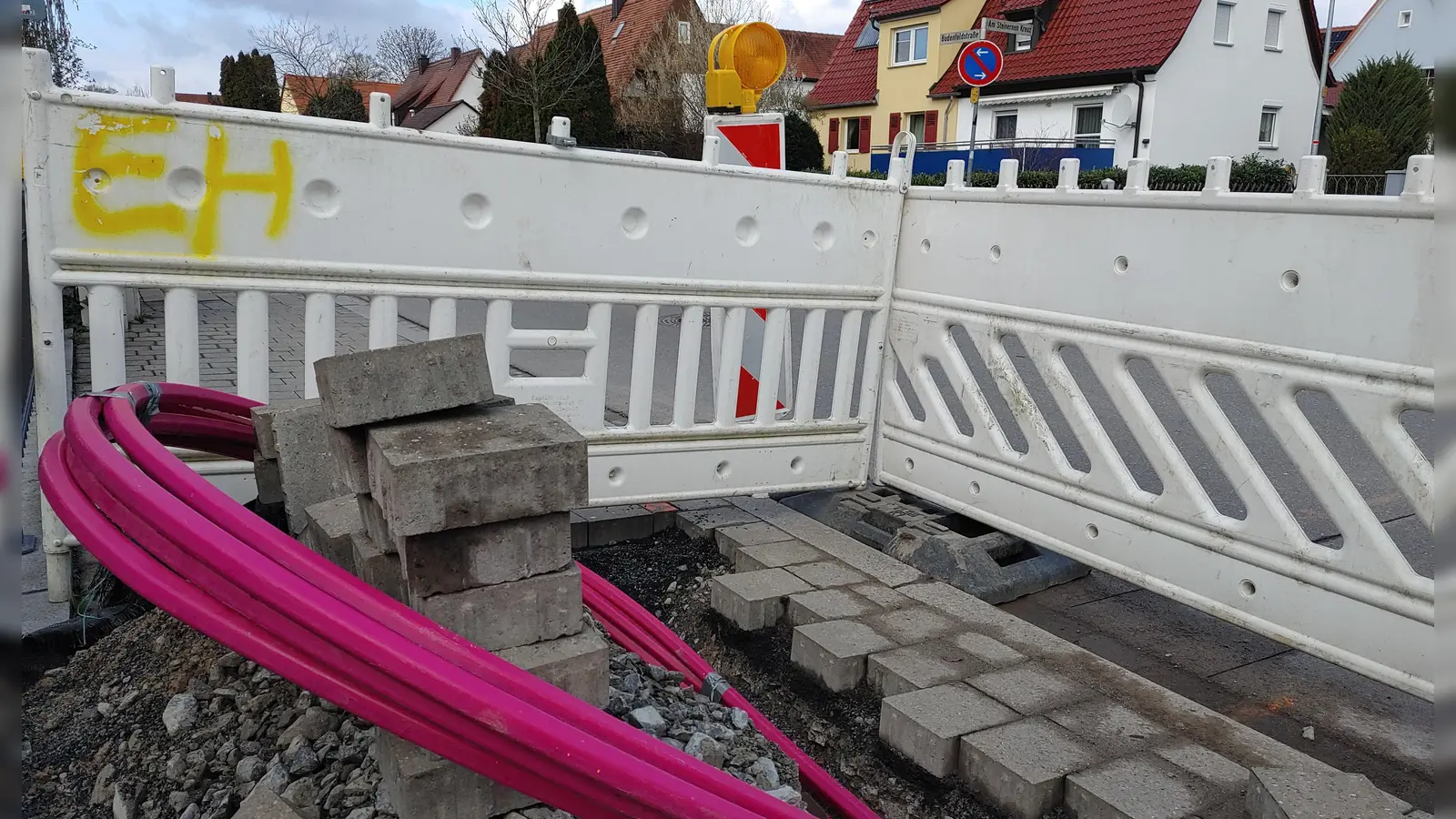 Der Glasfaserausbau in der Bodenfeldstraße wurde durch ein Aufgrabungsverbot der Stadt aktuell gestoppt.  (Foto: Katrin Merklein)