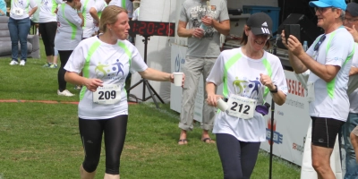 Viele Kilometer für den guten Zweck: Beim Lebens-Lauf beim Sommerfest der Lebenshilfe an der Franziskus-Schule brachten die vollendeten Runden das Geld. (Foto: Hans-Bernd Glanz)