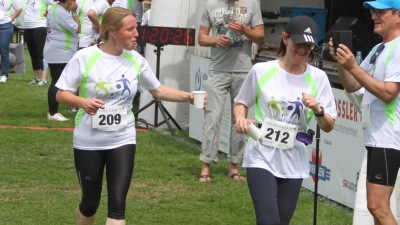 Viele Kilometer für den guten Zweck: Beim Lebens-Lauf beim Sommerfest der Lebenshilfe an der Franziskus-Schule brachten die vollendeten Runden das Geld. (Foto: Hans-Bernd Glanz)