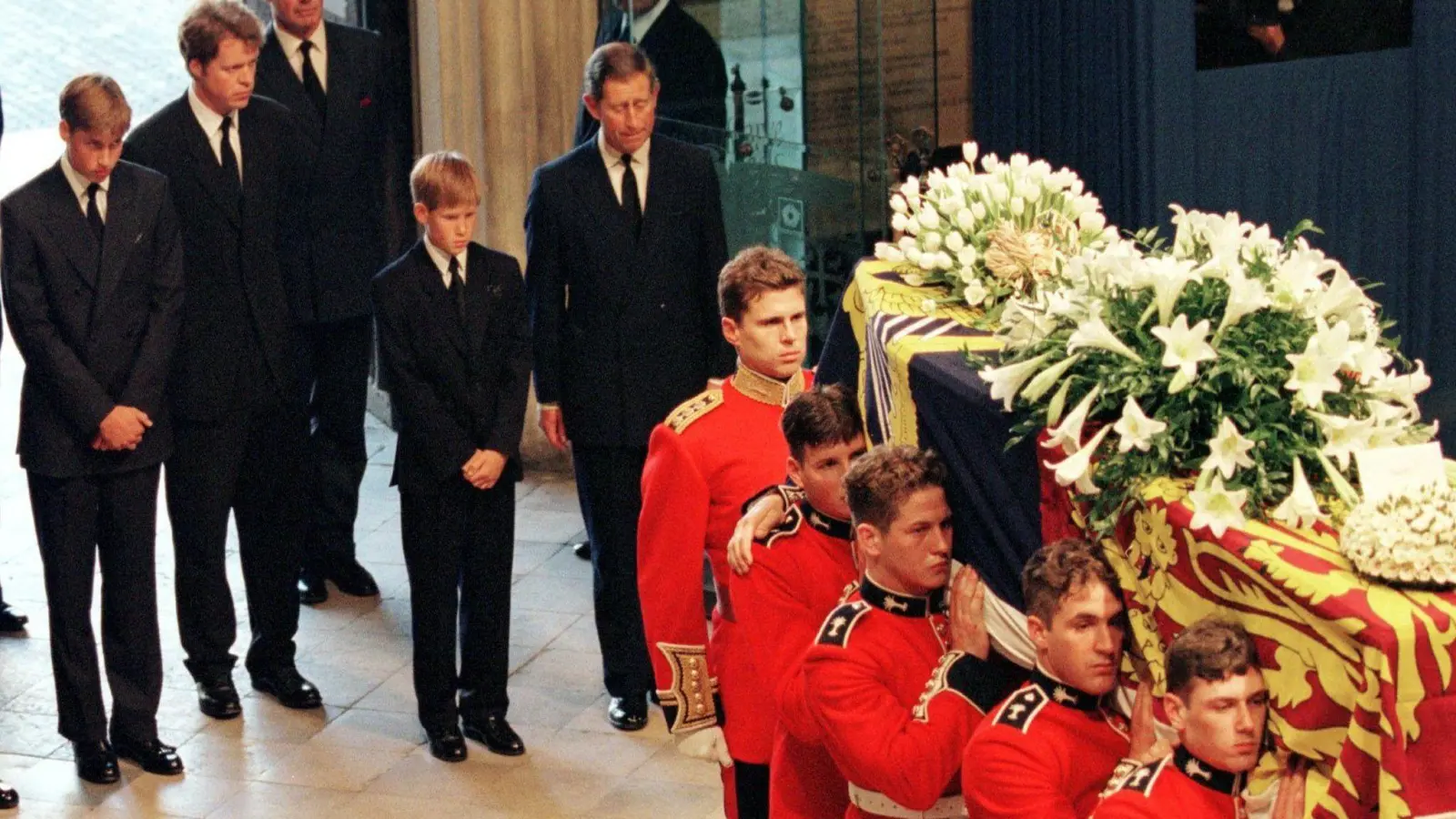 Dianas Beerdigung mit den Prinzen William (l.) und Harry (4.v.l.). (Archivbild) (Foto: --/epa/dpa)